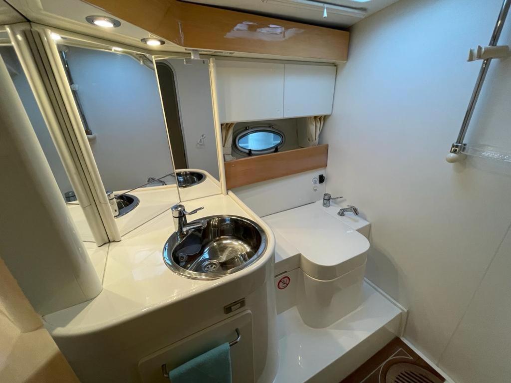 Cozy Yacht Lodge In Barcelona With Boat Tour Option Сант Адриа де Бесос Екстериор снимка