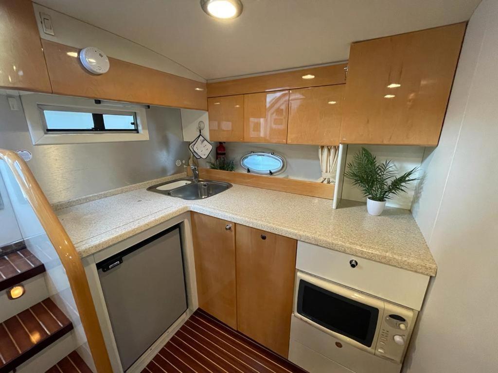 Cozy Yacht Lodge In Barcelona With Boat Tour Option Сант Адриа де Бесос Екстериор снимка