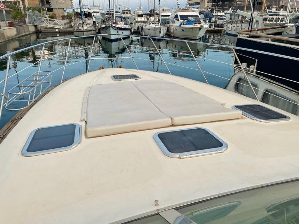 Cozy Yacht Lodge In Barcelona With Boat Tour Option Сант Адриа де Бесос Екстериор снимка