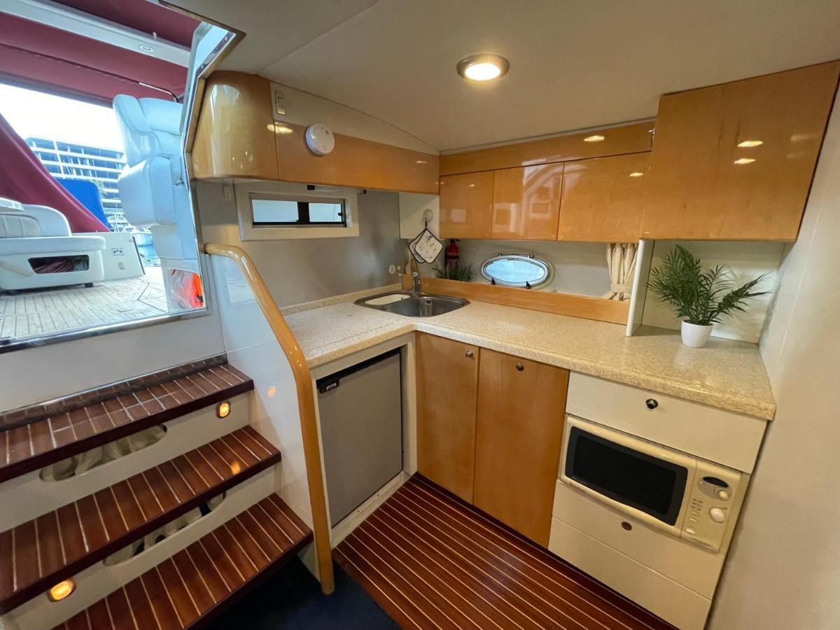 Cozy Yacht Lodge In Barcelona With Boat Tour Option Сант Адриа де Бесос Екстериор снимка
